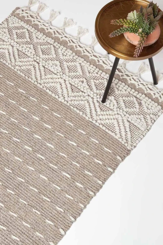 Image of Homescapes Patna Beige & Natural Kilim Wool Rug Size: 120cm x 170cm Natural Unisex 120cm x 170 cm