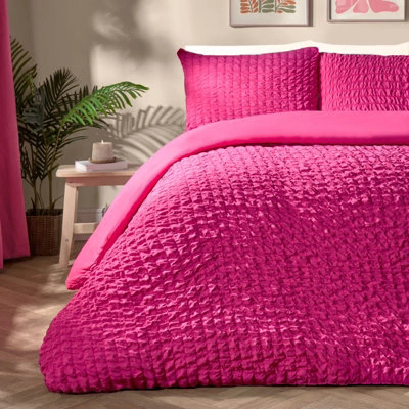 Image of OHS OHS Seersucker Duvet Cover with Pillowcase Bedding in Bright Pink Size: King Bright Pink King Unisex 5027434224098