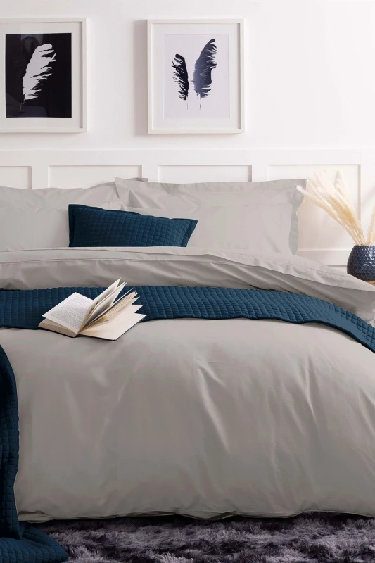 Image of Belledorm Easy Care 200 Thread Count Cotton Polyester Percale Duvet Cover in Ivory Size: King Ivory Unisex King