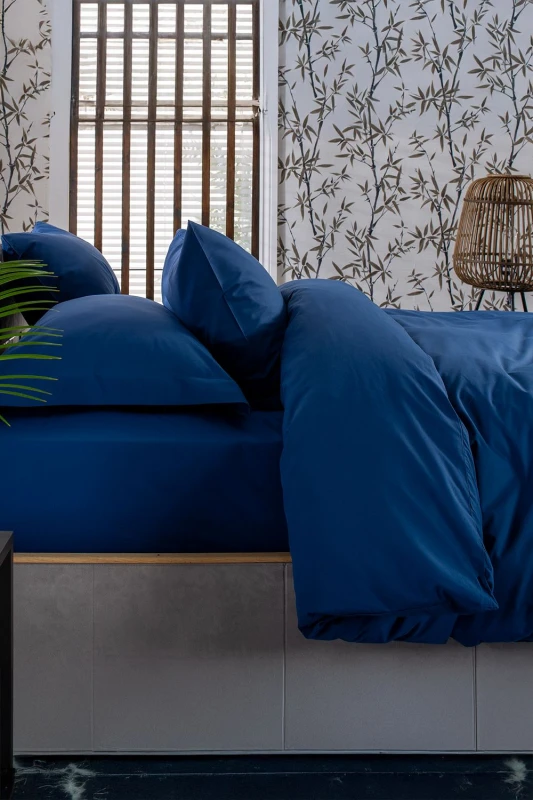 Image of The Lyndon Company The Lyndon Company Luxury 200 Thread Count 100% Cotton Fitted Sheets in Navy Size: Single Fitted Navy Single Fitted Unisex 505499