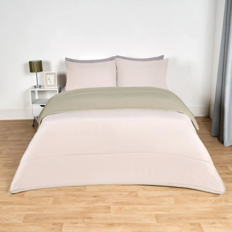 Image of OHS OHS Soft Coverless 10.5 TOG Duvet Set Pillowcase Quilted Cover in Pale Green Size: King Pale Green King Unisex 5027434210718