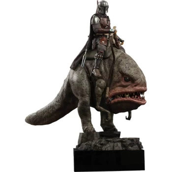 Image of Hot Toys Star Wars The Mandalorian Action Figure 2-Pack 1/6 The Mandalorian & Blurrg 37 cm
