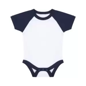 Image of Larkwood Baby Boys/Girls Essential Short Sleeve Baseball Bodysuit (12-18 Months) (White/Navy)