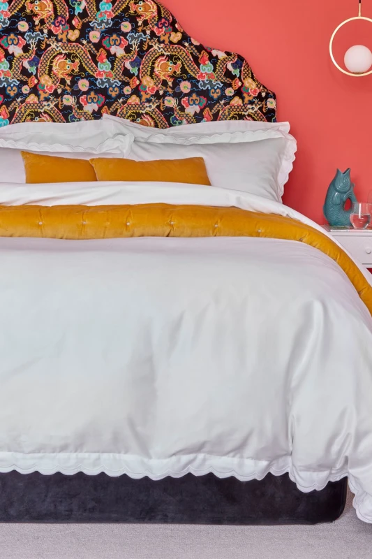 Image of CHRISTY Scallop Edge Cotton Sateen Duvet Sets in White Size: King White Unisex King
