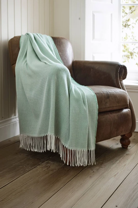 Image of The Lyndon Company Arcadia Throw Supersoft 470gsm Jacquard Throw in Green Size: 130cm x 170cm Green Unisex 130cm x 170 cm