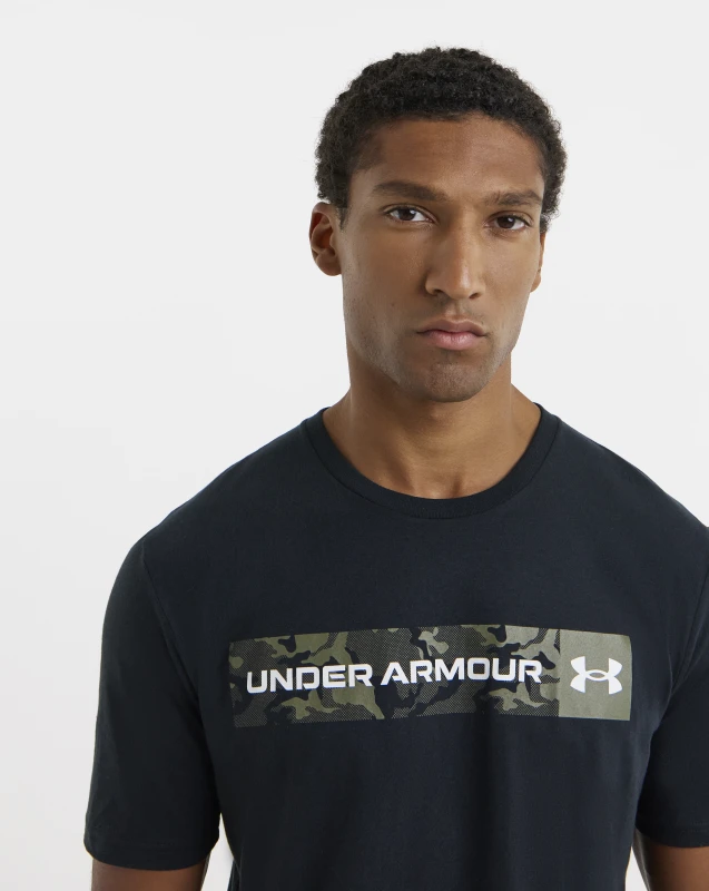 Image of Under Armour Under Armour Camo Chest Stripe T-Shirt Black Multi - Under Armour - Size: S34/36 Black Multi Male S34/36 DR58801