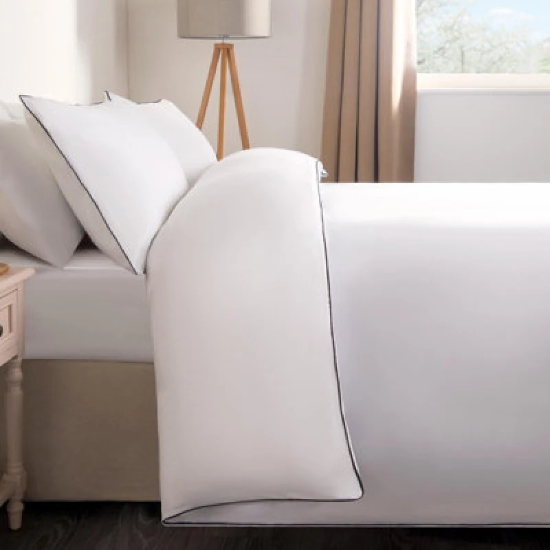 Image of OHS OHS Piped Edge Bedding Set Soft Duvet Cover with Pillowcase in White Size: Double White Double Unisex 5027434181735