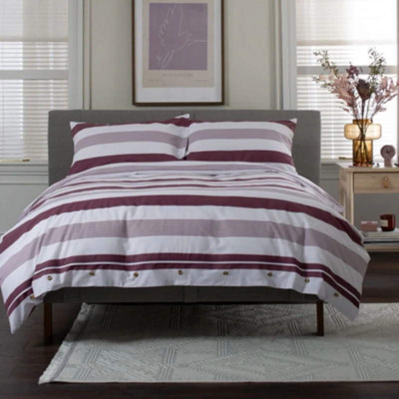 Image of The Lyndon Company Next Level 100% Duvet Cover Set with Cuff Detailing in Burgundy Size: King Burgundy Unisex King