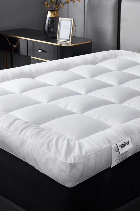 Image of Ezysleep Ezysleep 4" Thick Super Soft Mattress Topper in White Size: Small Single White Small Single Unisex 0753775273574
