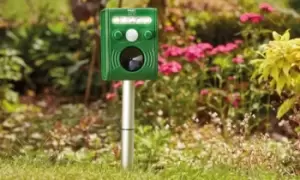 Image of Pest XT Solar Powered Ultrasonic Flash Pest Repeller: 2