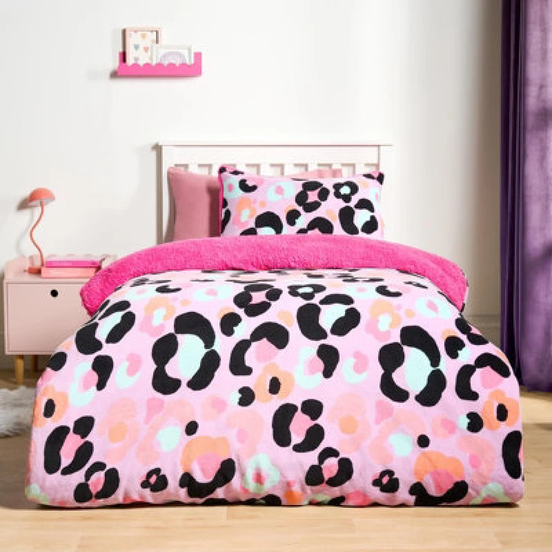 Image of OHS OHS Leopard Sherpa Fleece Reversible Duvet Cover Set with Pillowcase in Lilac Size: Single Lilac Single Unisex 5027434223114
