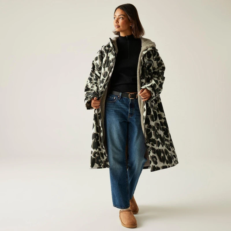 Image of Regatta Unisex Adults Waterproof Fleece Lined Changing Robe Leopard Print unisex S/M