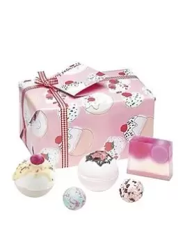 image of Bomb Cosmetics Cherry Bathe Well Gift Set