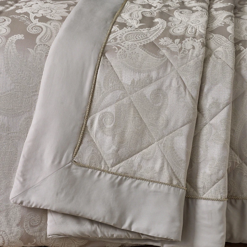 Image of Catherine Lansfield Catherine Lansfield 'Opulent Jacquard' Bedspread in Gold Gold One Size Unisex 5057681188010
